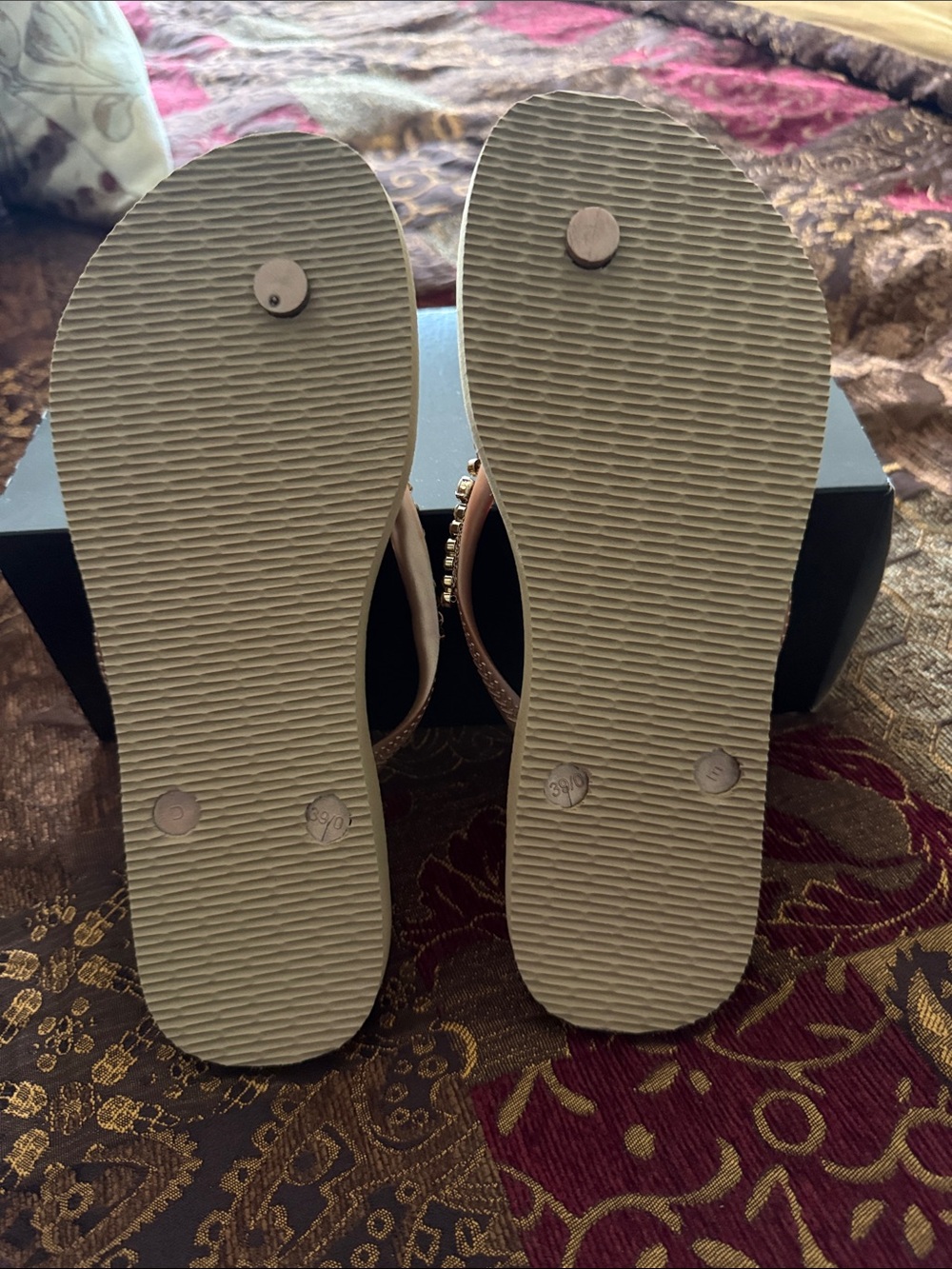 Havaianas Women’s Beige Rhinestone Flip Flops - Size 9 - Picture 2 of 3
